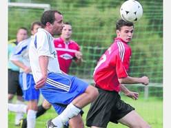 Wieder am Ball: Waberns Abwehrchef Sascha Giese (links), hier gegen Melsungens Sebastian Boll. Foto: Hahn/nh
