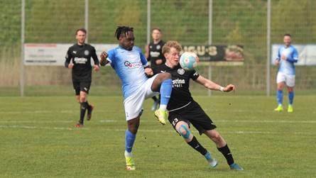 Max Stadler SV Steinbach im Duell mit Eleazer Mensah vom VfB Ginsheim