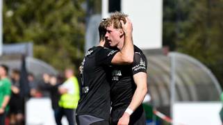 Dominik Hanslik und Max Stadler bejubeln Tor des SV Steinbach